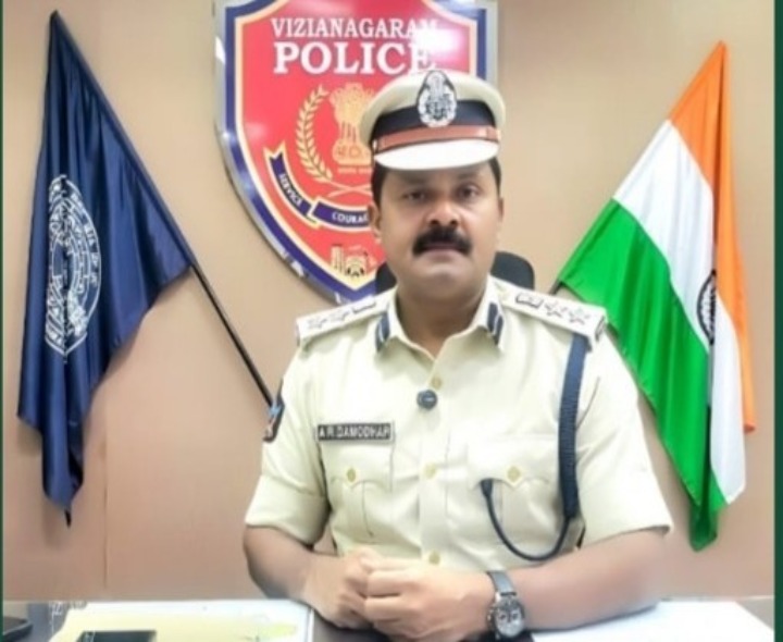 సైబర్ మోసాలపై అప్రమత్తంగా ఉండాలి: ఎస్పీ