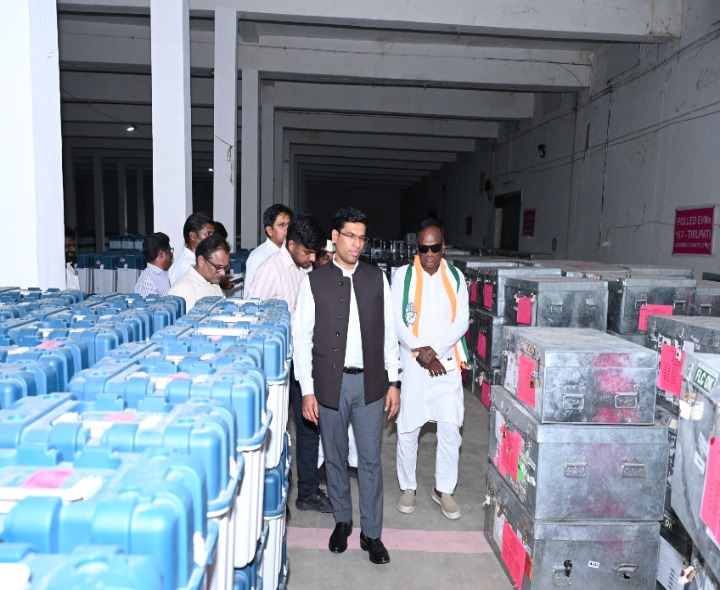 ఈవీఎం స్ట్రాంగ్ రూమ్‌ను తనిఖీ చేసిన కలెక్టర్