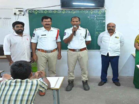 ‘విద్యార్థులు ట్రాఫిక్ నియమాలపై అవగాహన కలిగి ఉండాలి’
