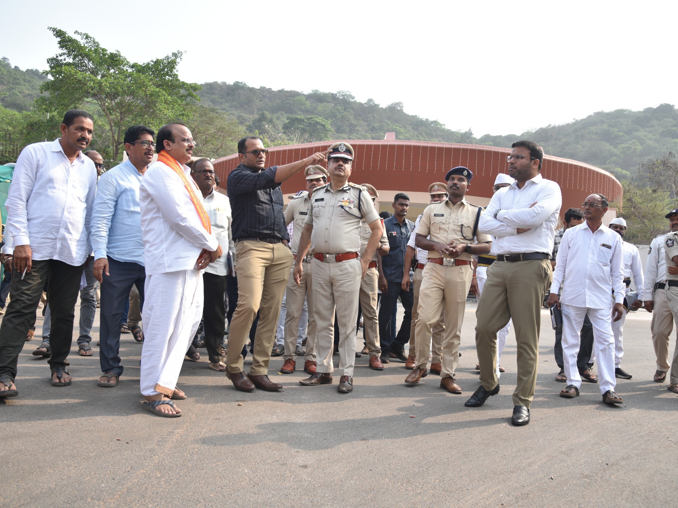 చందనోత్సవ ఏర్పాట్లను పరిశీలించిన కలెక్టర్, సీపీ