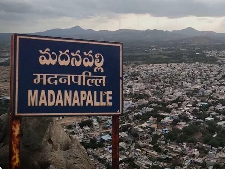 సబ్‌రిజిస్ట్రార్‌ను బ్లాక్‌మెయిల్ చేసిన ఇద్దరిపై కేసు