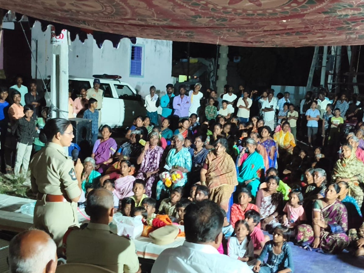 మహిళల రక్షణకు ప్రత్యేక శ్రద్ధ వహించాలి: డీఎస్పీ