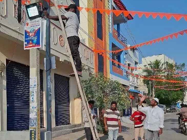 శ్రీరామనవమి వేడుకలకు మైనార్టీ నేత వీధిలైట్ల ఏర్పాటు
