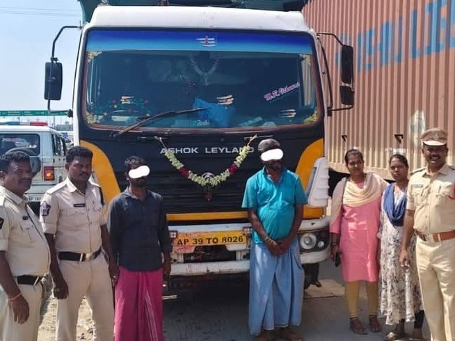 జిల్లాలో ఇసుక తరలిస్తున్న టిప్పర్లు స్వాధీనం