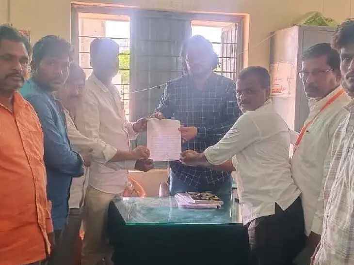 ‘పంచాయతీ కార్యదర్శిపై చర్యలు తీసుకోవాలి’