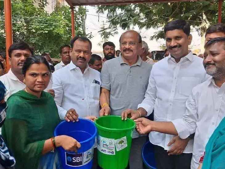 ఇంటింటికి తడి-పొడి చెత్త డబ్బాల పంపిణీ