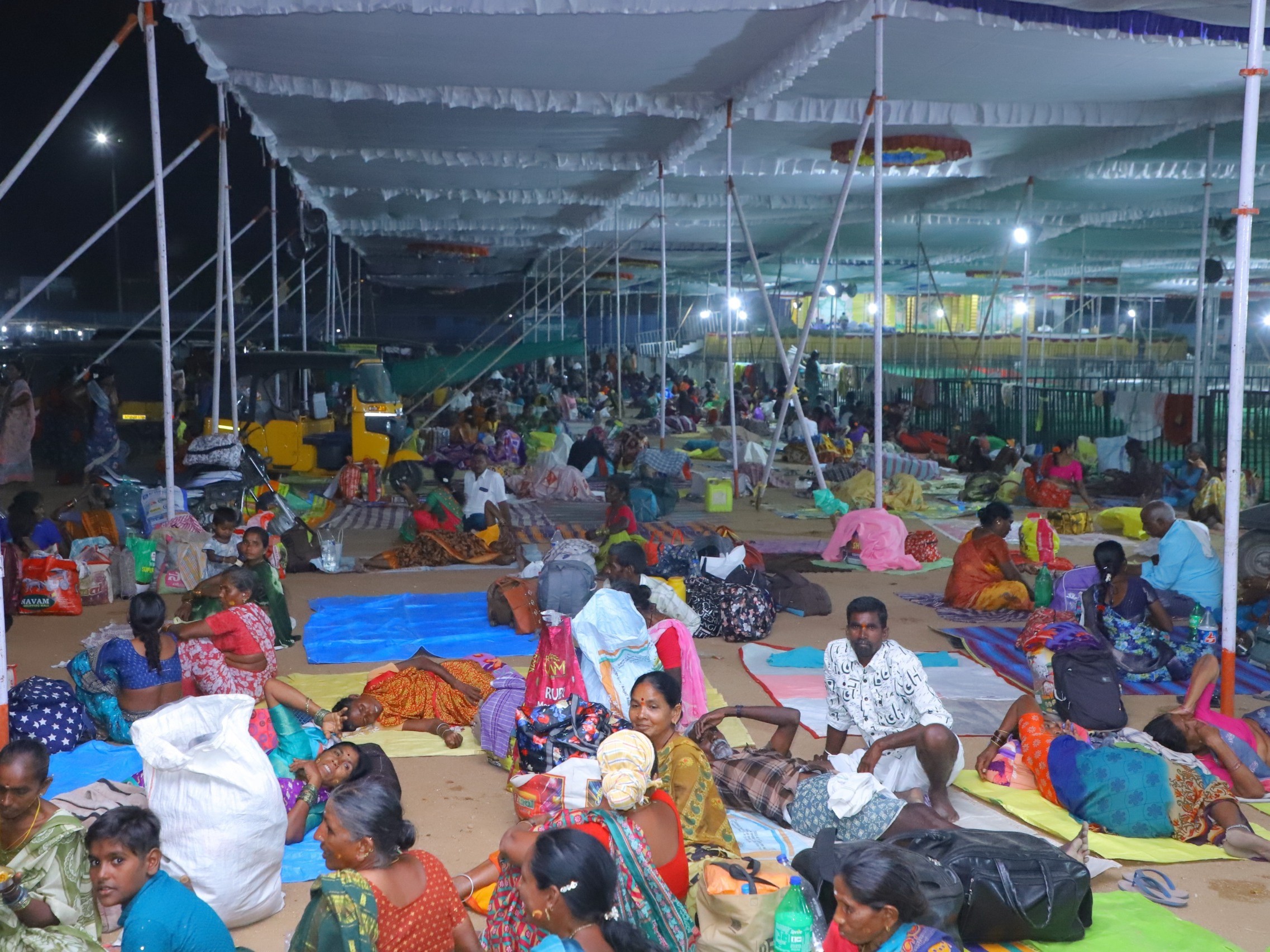 గదులు సరిపోక షామియానాల కింద భక్తుల బస