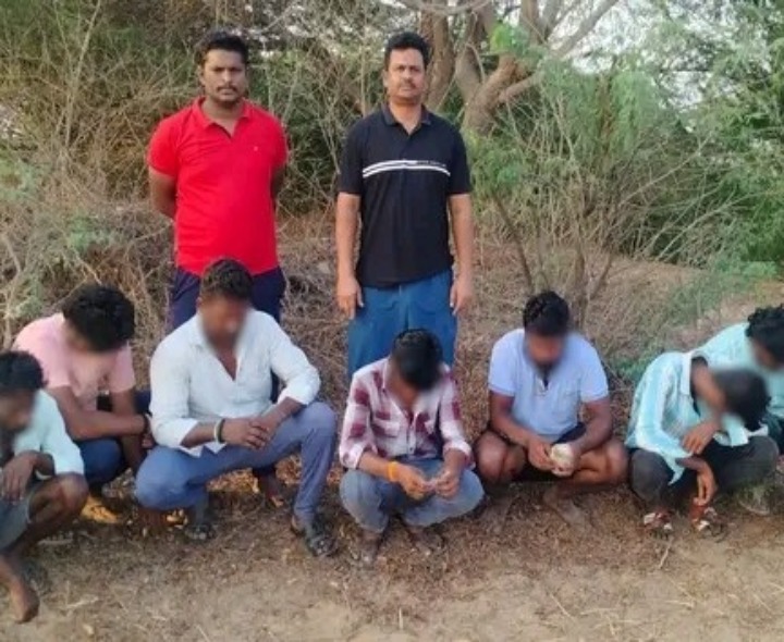 పేకాట ఆడుతున్న ఎనిమిది మంది అరెస్ట్