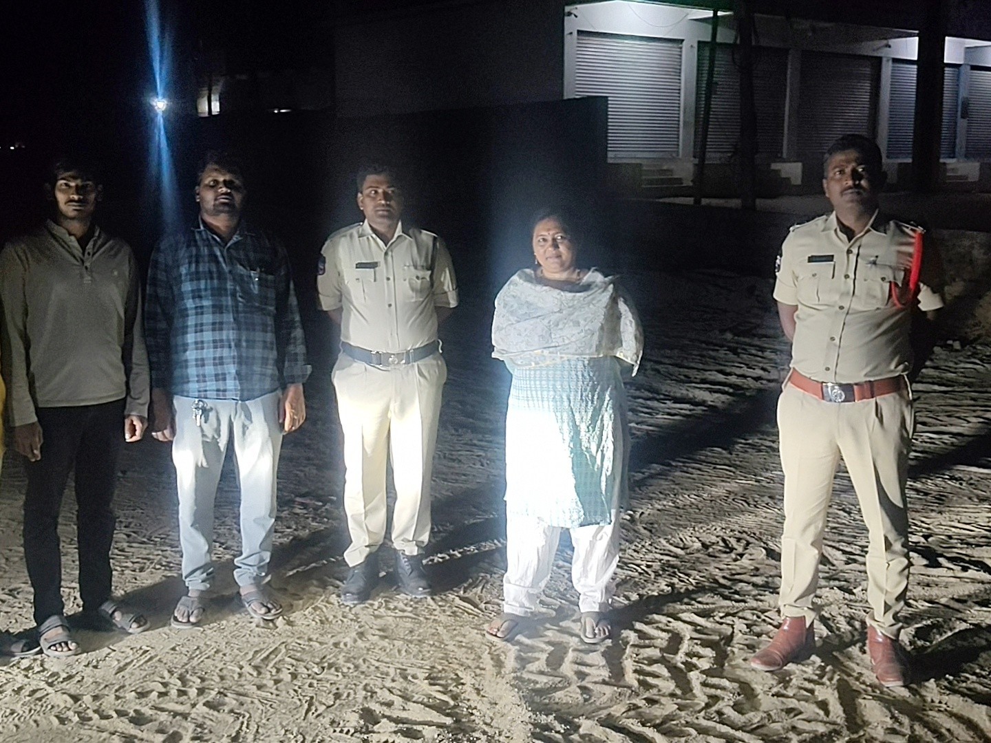 ఇసుక నిల్వలు స్వాధీనం చేసుకున్న అధికారులు