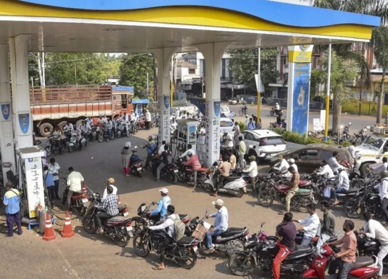 భారీ ఊరట: తగ్గిన పెట్రోల్ రద్దీ