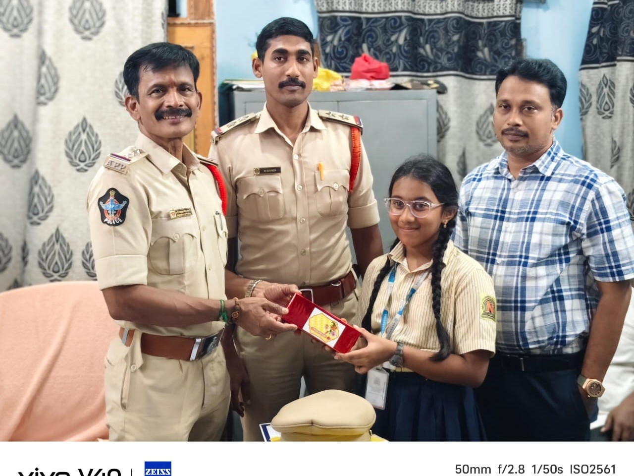 విద్యార్థులకు బహుమతులు అందజేసిన సీఐ