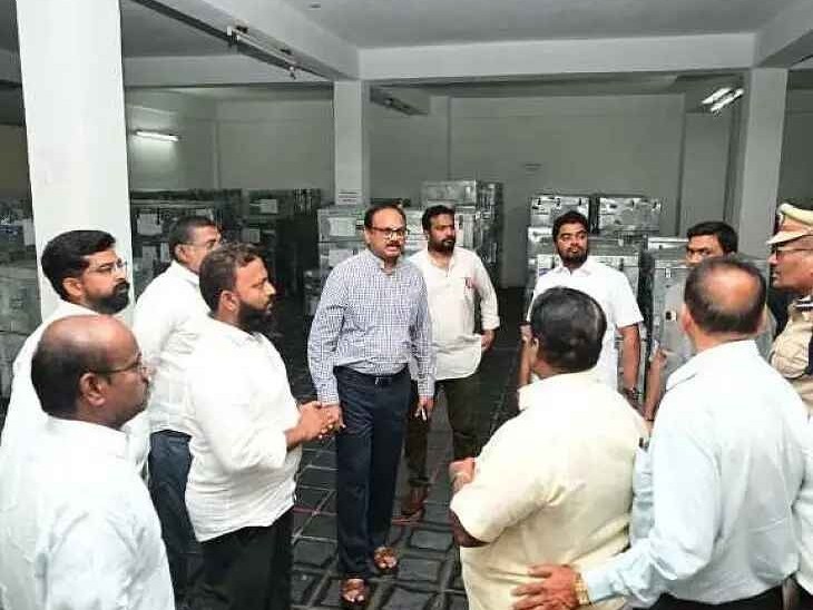 EVM గోడౌన్లను పరిశీలించిన కలెక్టర్