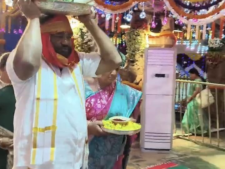 కోదండ రాముడికి పట్టు వస్త్రాలు సమర్పించిన చమర్తి