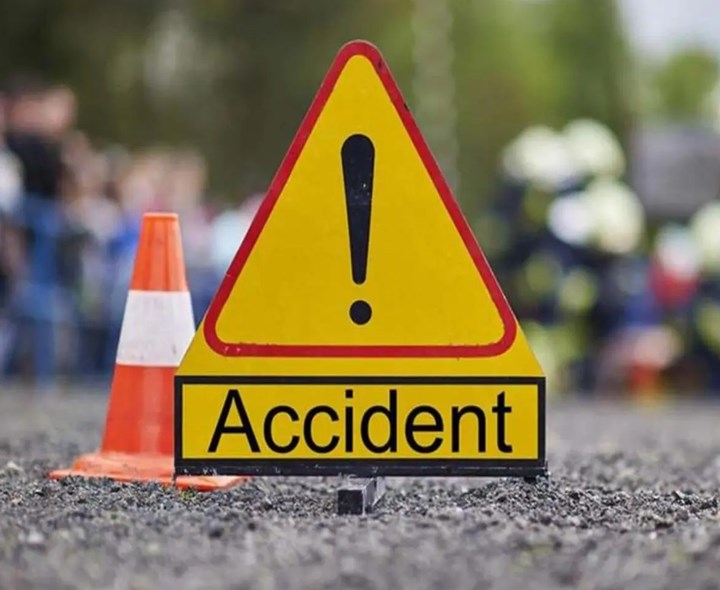 అదుపు తప్పి లారీ బోల్తా.. తప్పిన ప్రమాదం