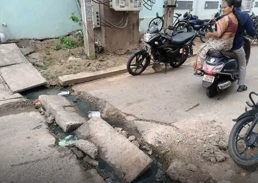 అధ్వానంగా మారిన శ్రీకాకుళం పుణ్యపు వీధి రోడ్లు