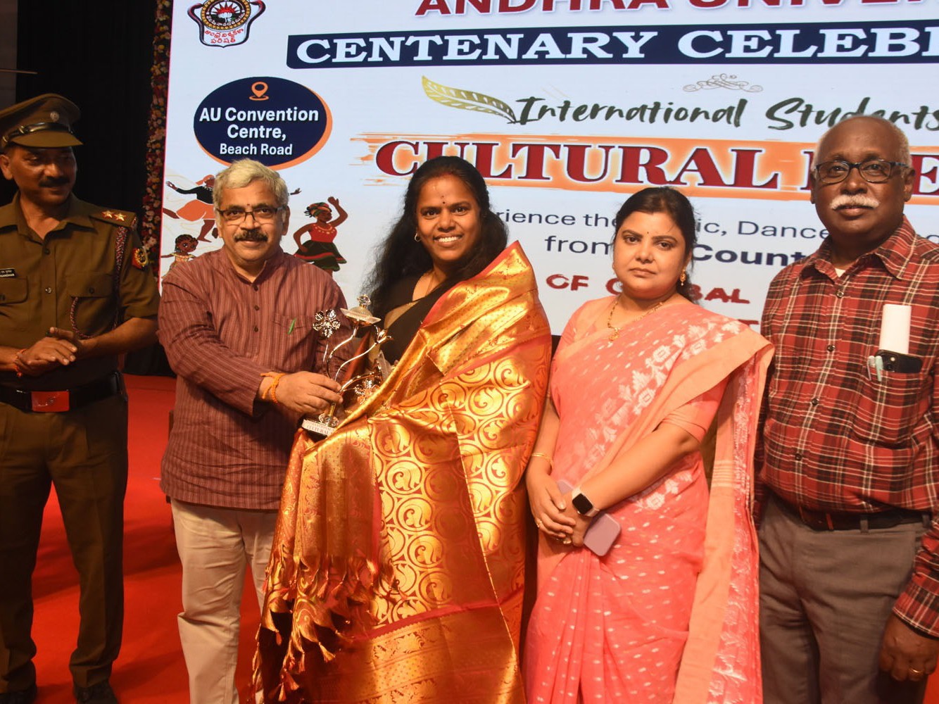 వసుదైక కుటుంబానికి నిదర్శనం ఏయూ: కలెక్టర్