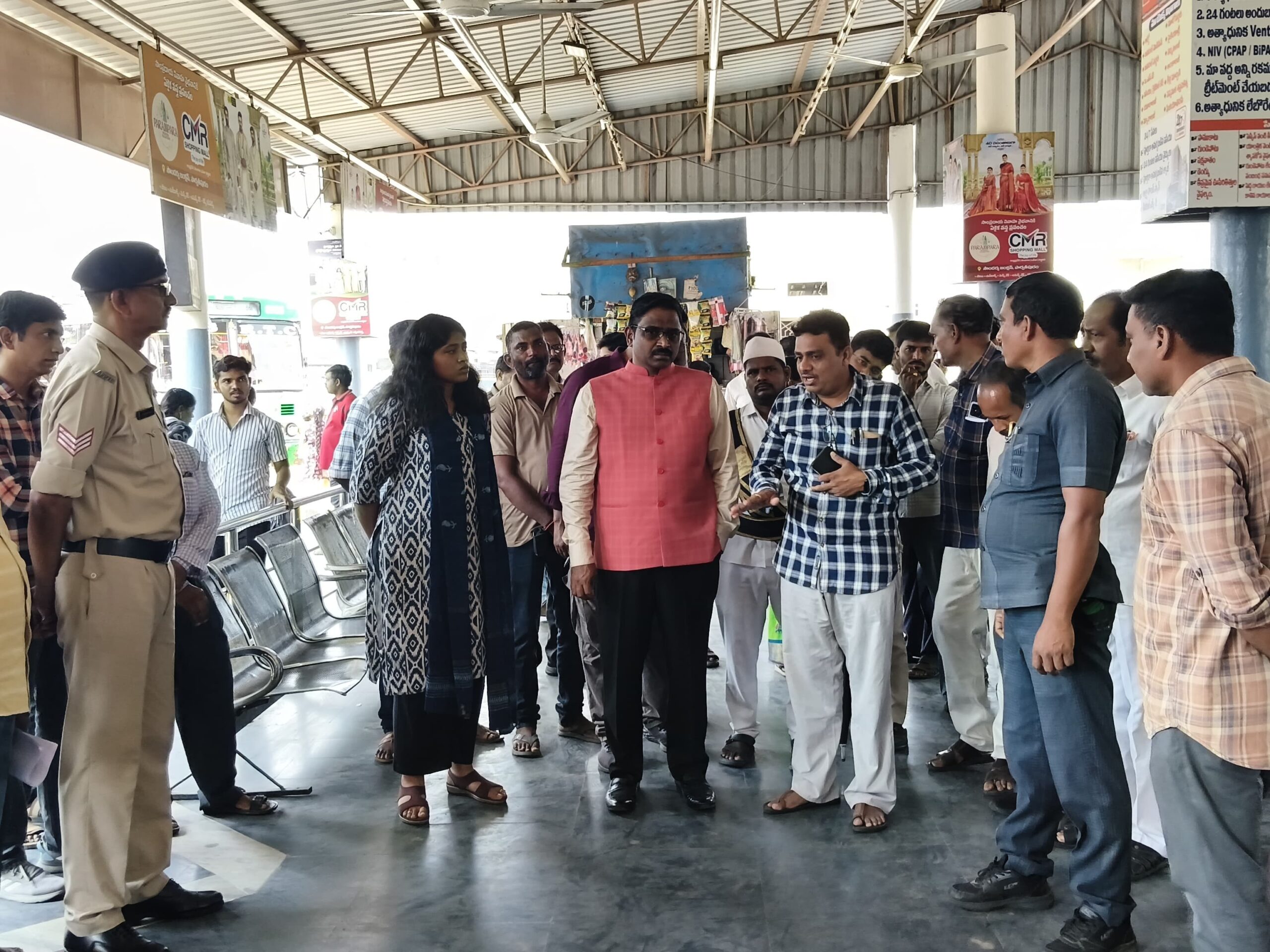 ఆర్టీసీ బస్ స్టేషన్‌ను తనిఖీ చేసిన కలెక్టర్
