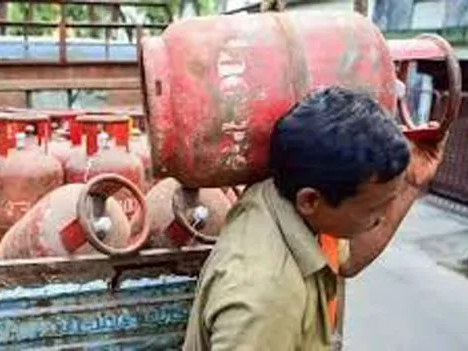 గ్యాస్ సరఫరా లేక ఇబ్బందుల్లో ప్రజలు