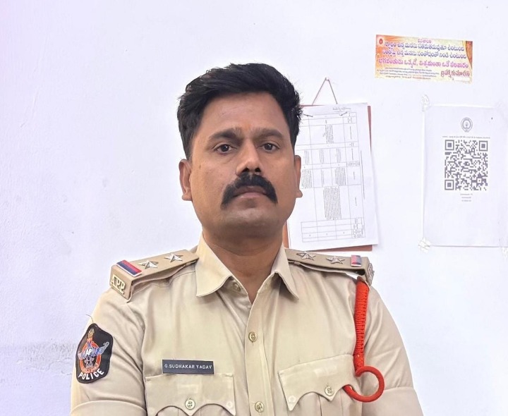 రోడ్లపై జంతువులను వదలొద్దు: ఎస్సై