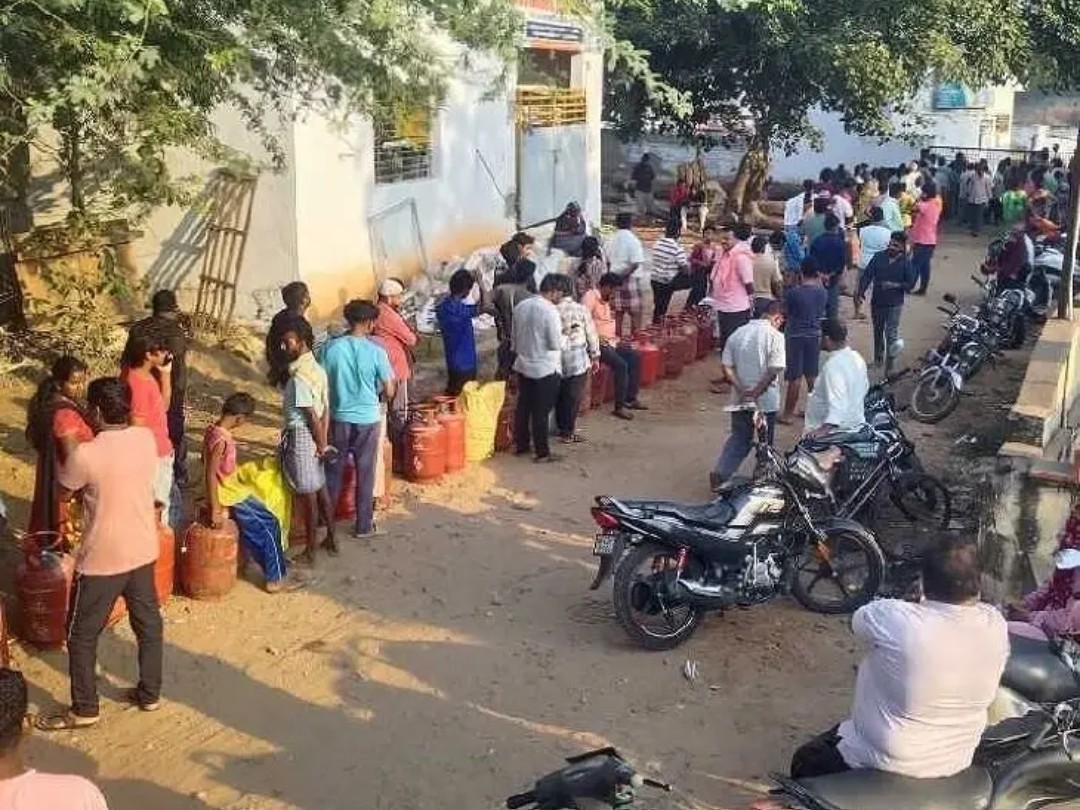 గ్యాస్ కోసం గూడూరులో ఉదయాన్నే భారీ క్యూ