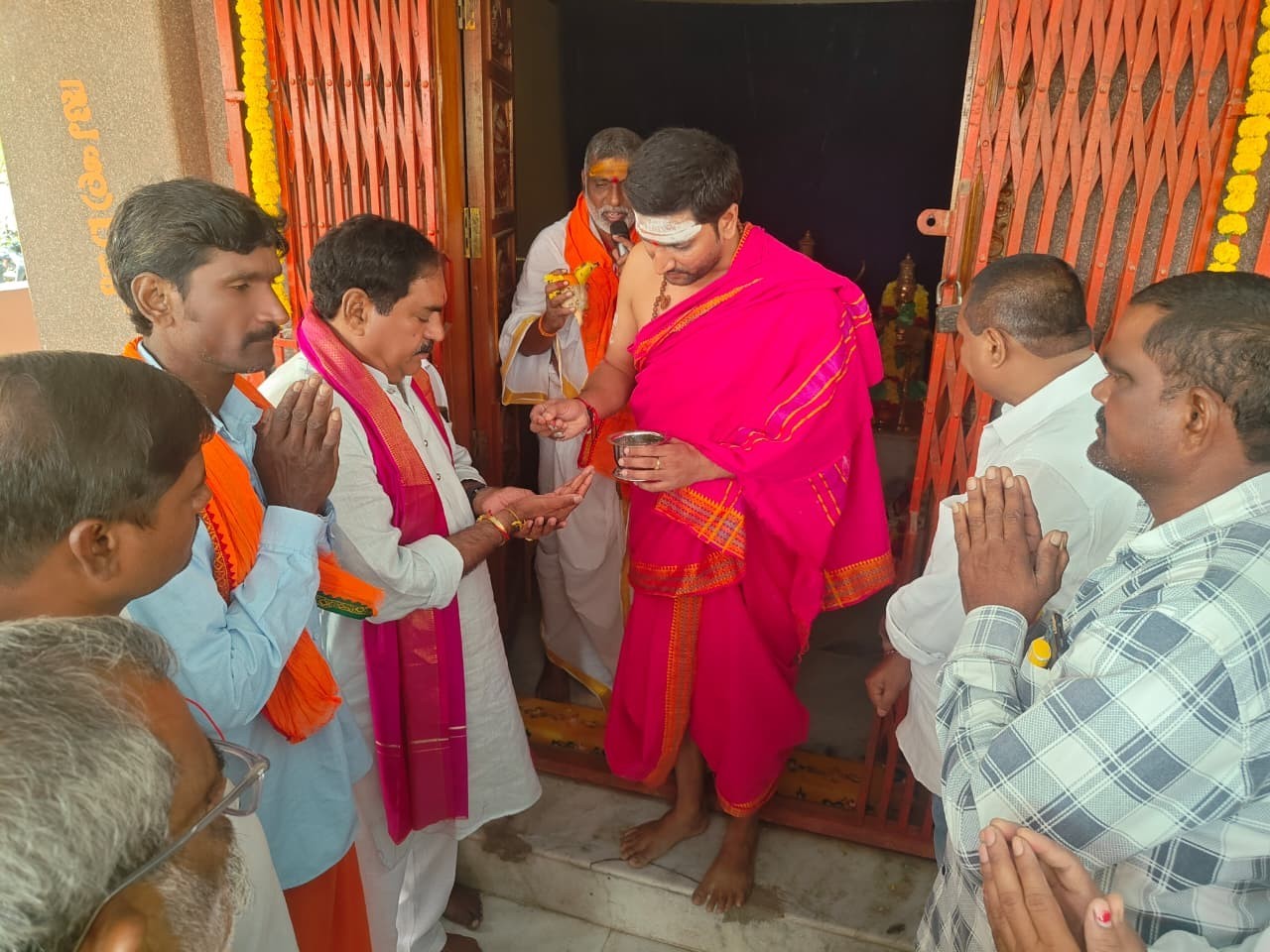 కొత్తూరులో ప్రత్యేక పూజలు నిర్వహించిన ఎర్రబెల్లి