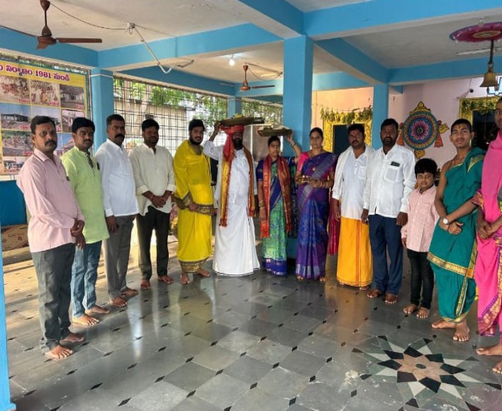 రాములవారి కళ్యాణానికి పట్టు వస్త్రాలు అందజేత