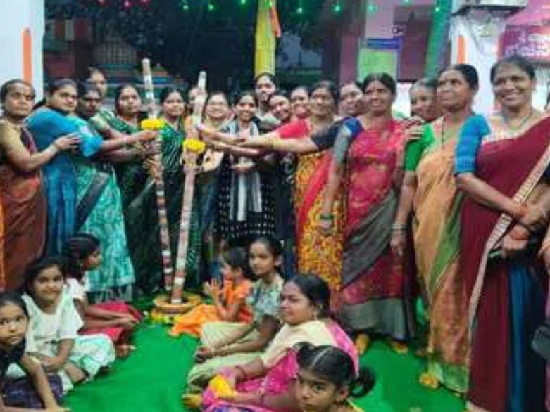 శ్రీ‌రామ కల్యాణ మహోత్సవానికి మహిళలకు గోరింటాకు