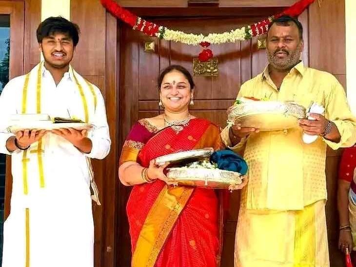 సీతారాముల కల్యాణానికి పట్టు వస్త్రాలు సమర్పిస్తున్న మంత్రి