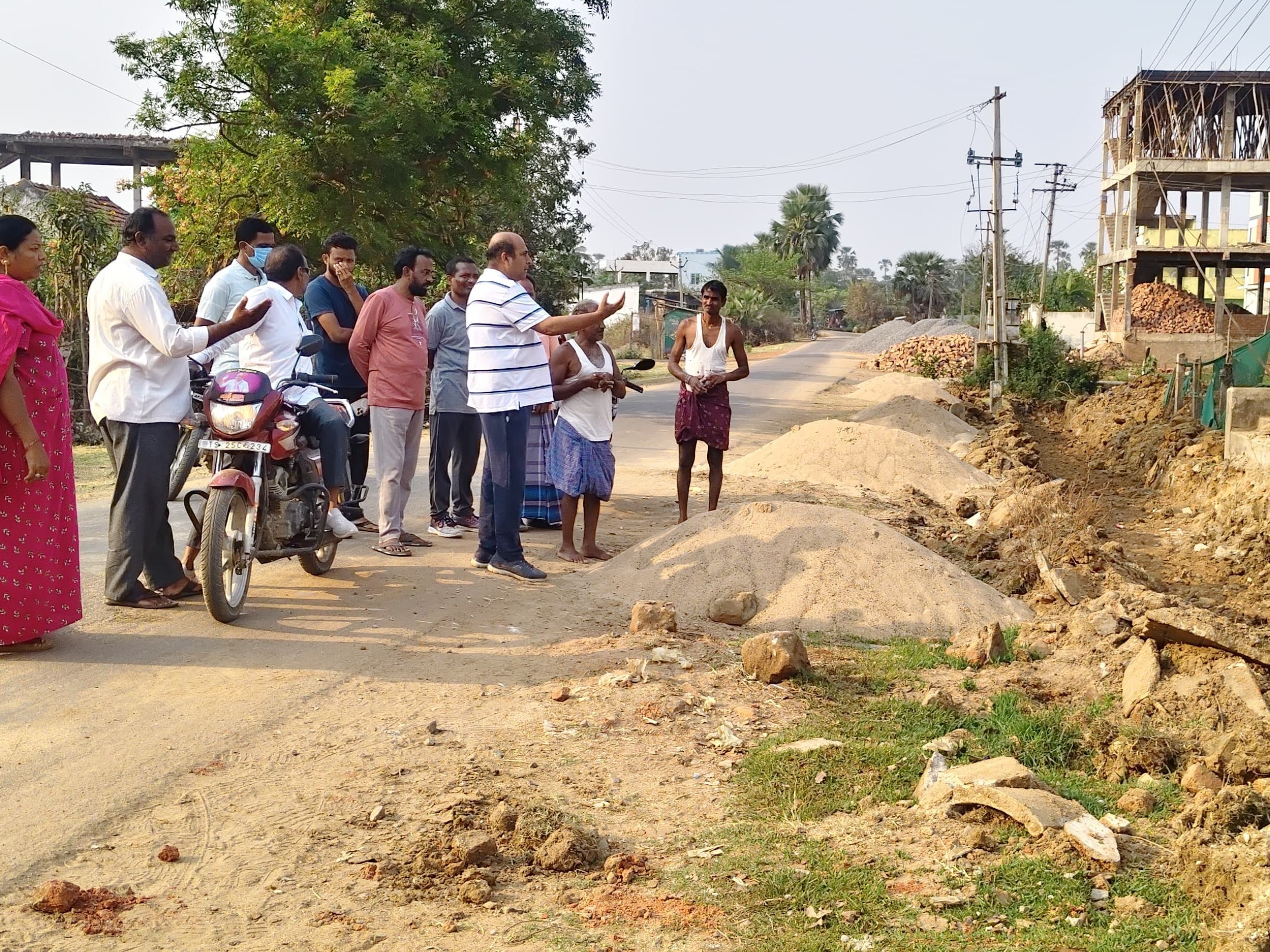 డ్రైనేజ్ కాలువ పనులు పరిశీలించిన జిల్లా అధ్యక్షుడు