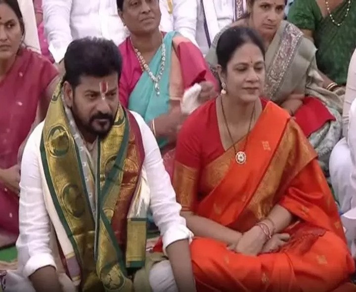 భద్రాద్రి రాముడికి పట్టు వస్త్రాలు సమర్పించిన రేవంత్