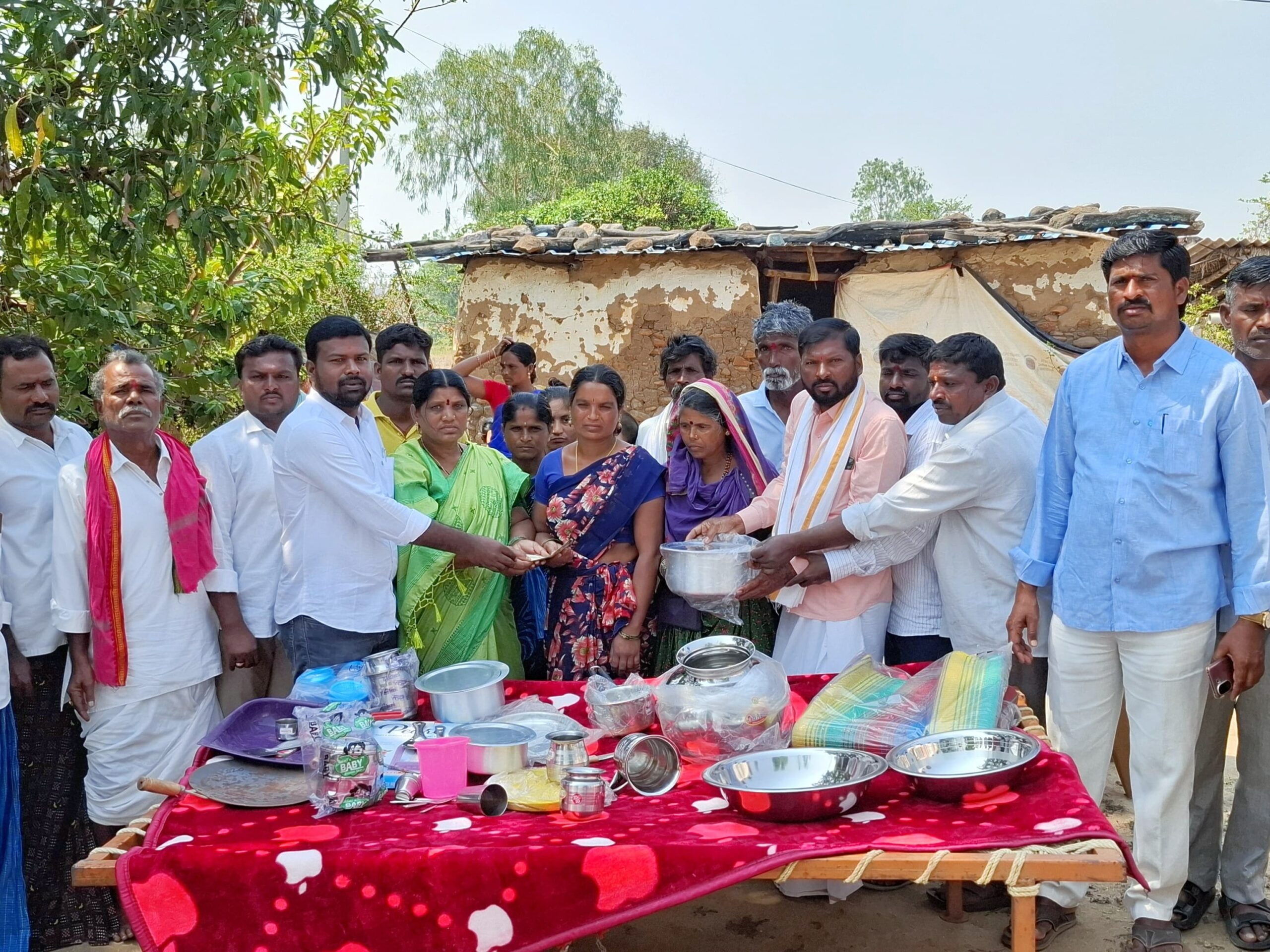 అగ్ని ప్రమాద బాధితురాలికి అండగా నిలిచిన సర్పంచులు