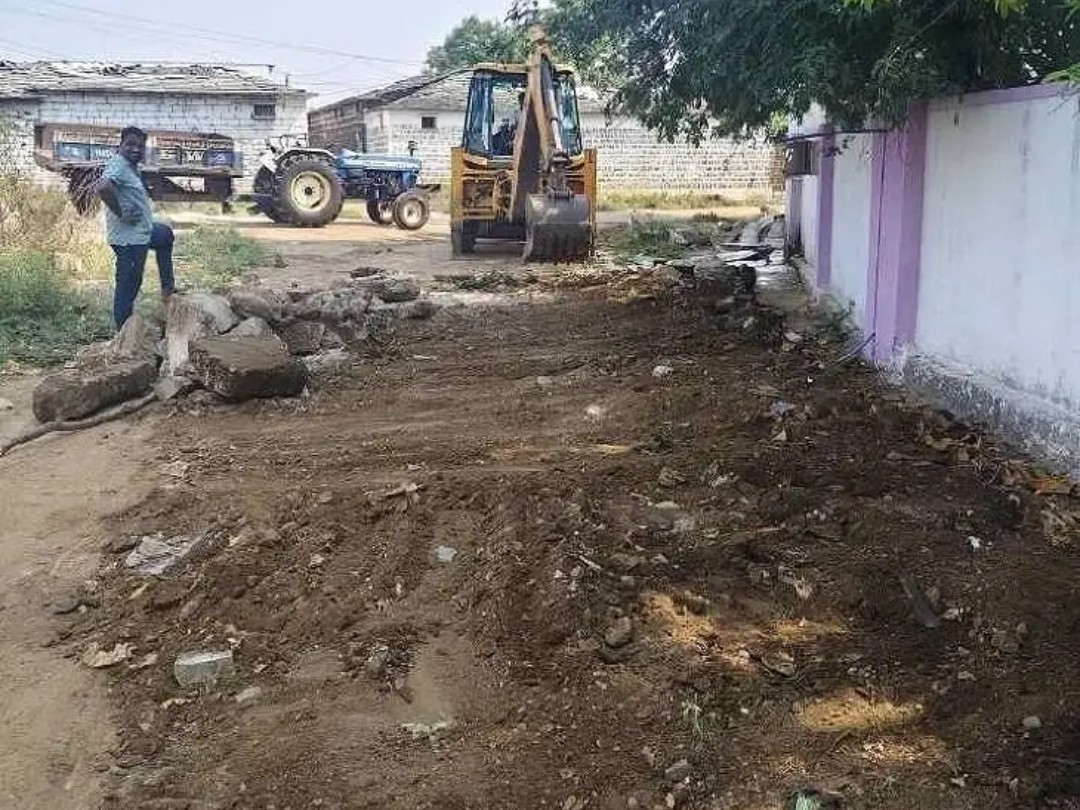 మండలంలో రోడ్డుపై మట్టి రాళ్ల తొలగింపు