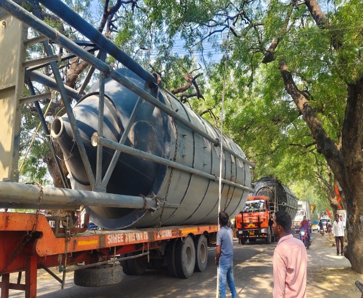 భారీ ట్రక్కు తృటిలో తప్పిన ప్రమాదం