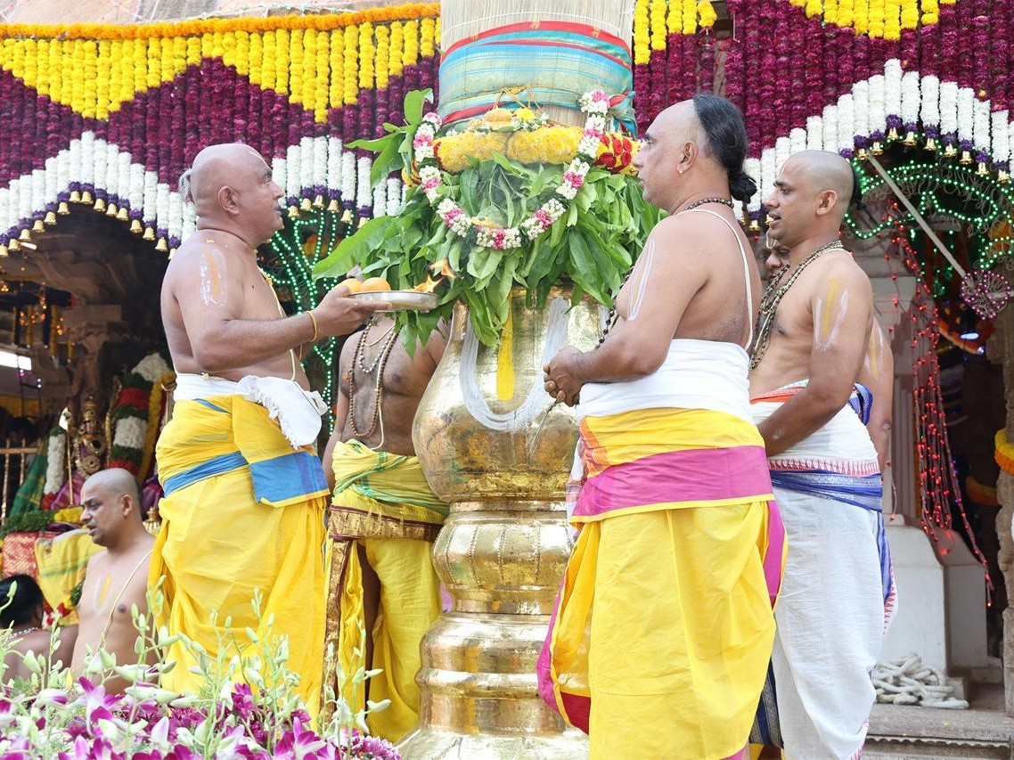 ఒంటిమిట్ట రామాలయంలో బారులు తీరిన భక్తులు