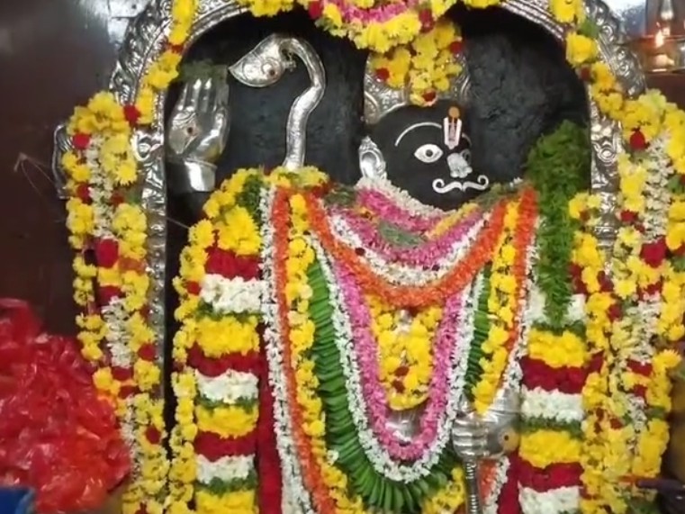 పట్టు వస్త్రాలు సమర్పించిన ఎమ్మెల్యే