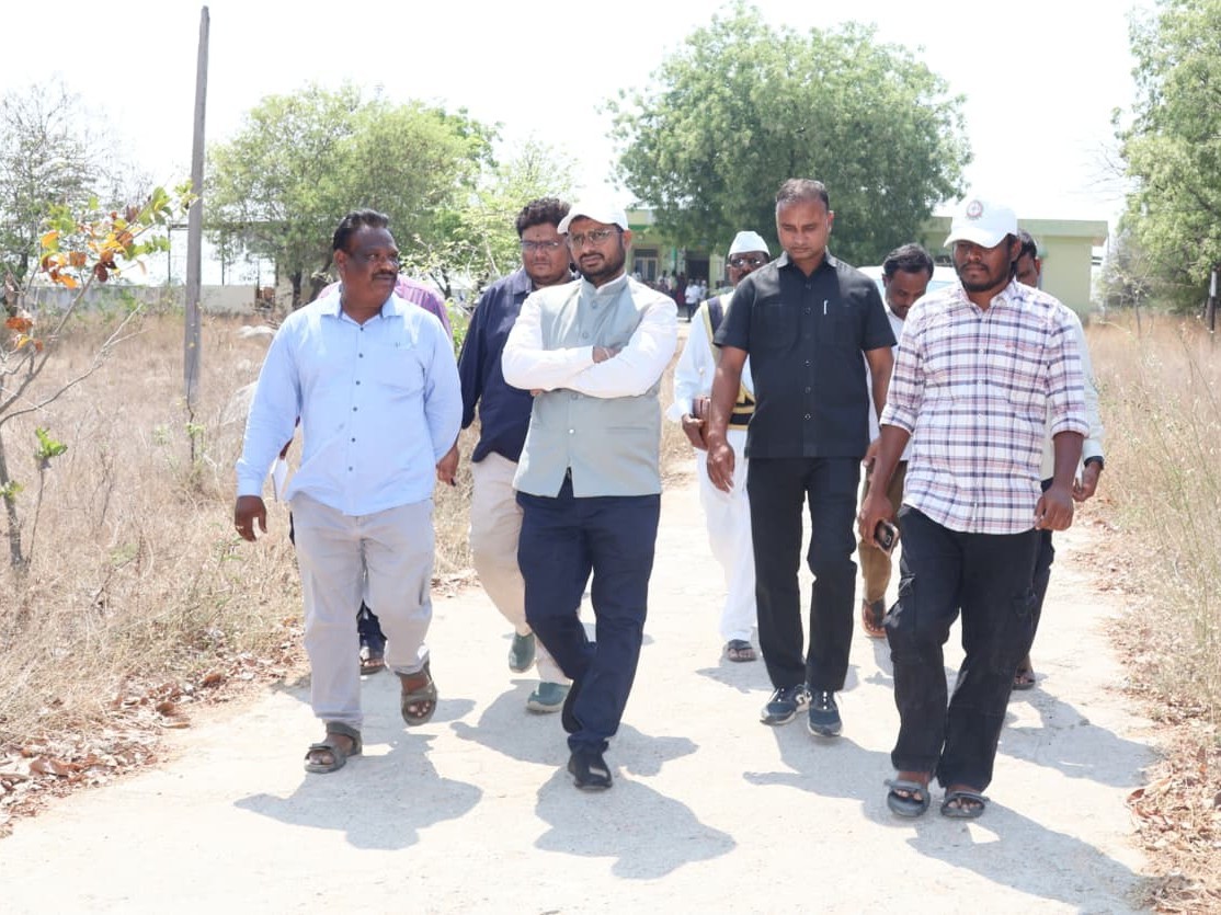 పంటల సర్వేను పరిశీలించిన కలెక్టర్ రిజ్వాన్ భాషా