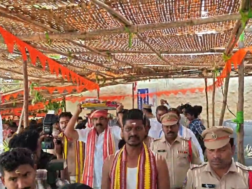 పట్టు వస్త్రాలను సమర్పించిన ఎమ్మెల్యే..