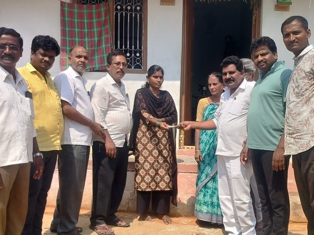 పేద మహిళకు ఆర్థిక సహాయం