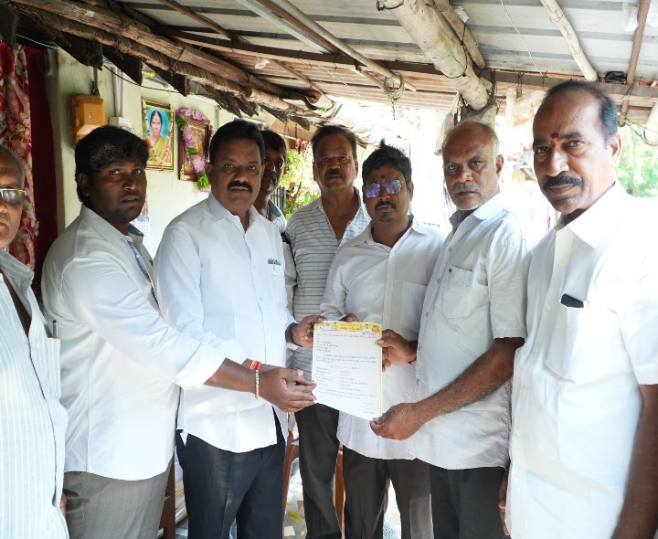 మృతురాలి కుటుంబానికి భీమా సహాయం అందజేత