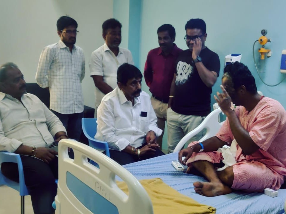 నవీన్ కుమార్‌ను పరామర్శించిన వైసీపీ నేతలు