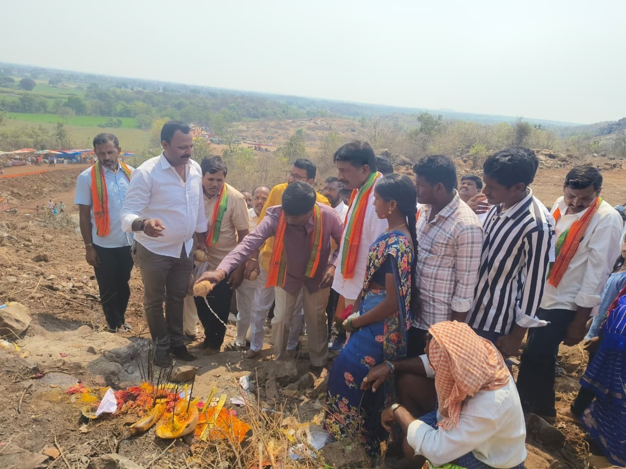 బొల్లికొండ జాతరను సందర్శించిన పెద్ది