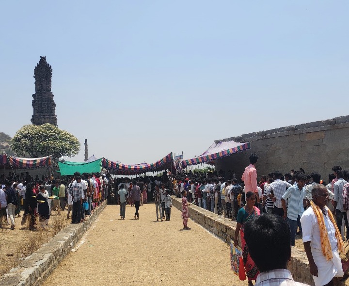 రాముడి దర్శనానికి పోటెత్తిన భక్తులు