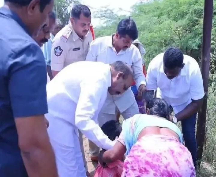 రోడ్డు ప్రమాదం.. మానవత్వం చాటుకున్న ఎమ్మెల్యే