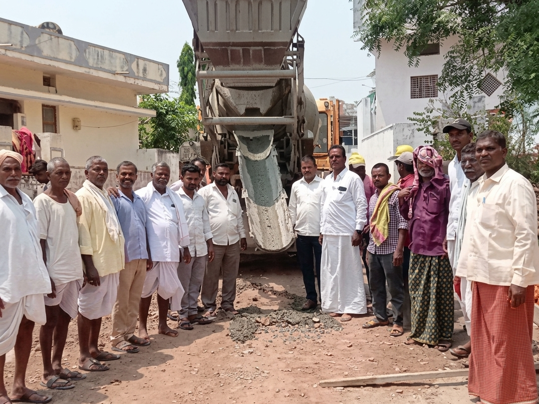 గ్రామంలో సీసీ రోడ్డు పనులు ప్రారంభం