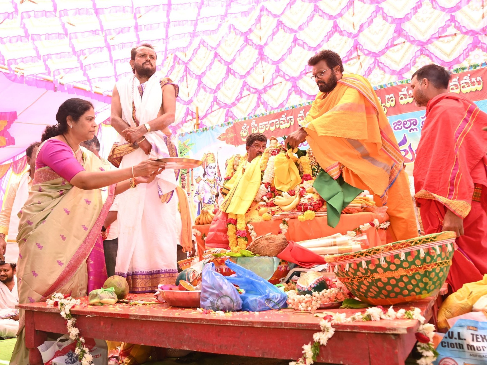 సీతారాముల కళ్యాణ మహోత్సవంలో పాల్గొన్న కలెక్టర్