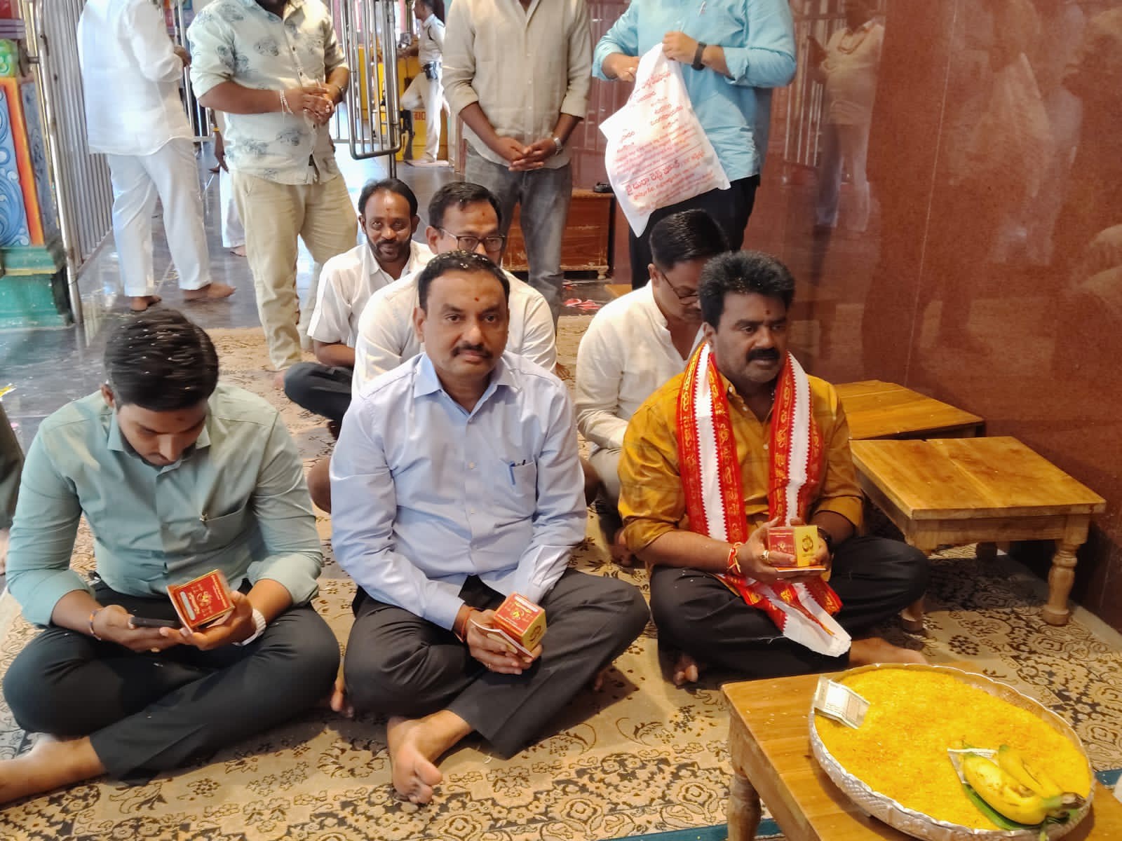 శ్రీ కనకదుర్గమ్మ సేవలో ఎమ్మెల్యే