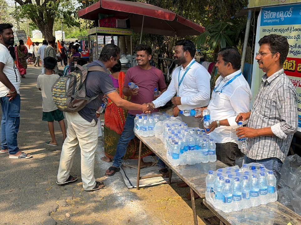 భక్తులకు వాటర్ బాటిళ్లు పంపిణీ