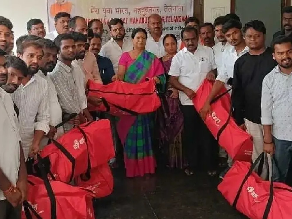 స్పోర్ట్స్ కిట్లు పంపిణీ చేసిన ఎంపీ