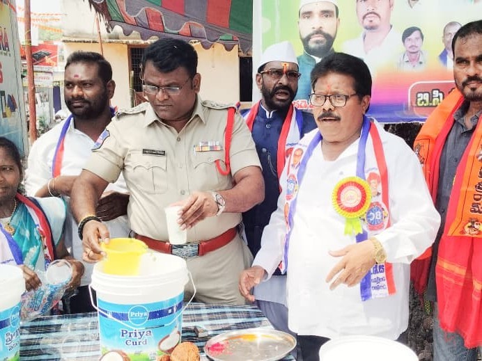 భక్తులకు మజ్జిగ పంపిణీ చేసిన సీఐ