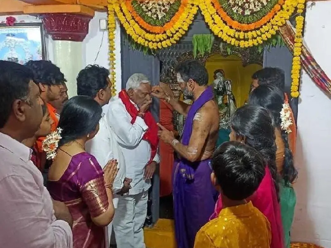 మార్కండేయ ఆలయంలో మాజీ మంత్రి ప్రత్యేక పూజలు